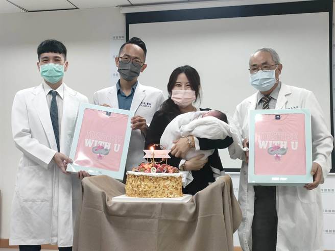 台中茂盛医院14日上午展示近期自丹麦引进SDR系统，同时为日前接受SDR系统成功顺产的周小姐和宝宝庆祝。（潘虹恩摄）