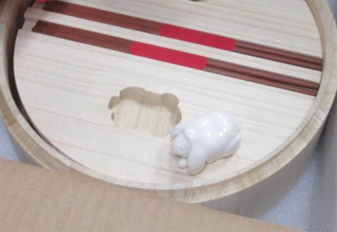 知名精品LOEWE生产的兔年纪念木筷，今被验出含有着色剂氨基偶氮苯（Aminoazobenzene）。（食药署提供）