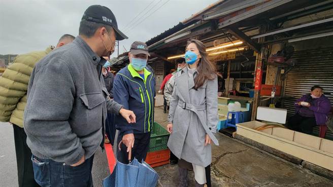 基隆市议员许睿慈在和平岛观光渔市进行现勘，认为现场排水设施的增设已经刻不容缓。（张志康摄）