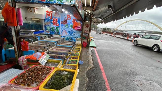 基隆市议员许睿慈在和平岛观光渔市进行现勘，认为现场排水设施的增设已经刻不容缓。（张志康摄）