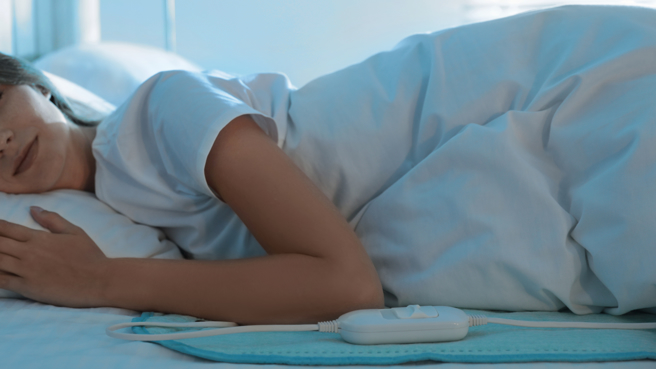 有网友指电热毯，「本来觉得是阿公阿嬷在用的，使用过觉得超值得」。（图／示意图，达志影像）