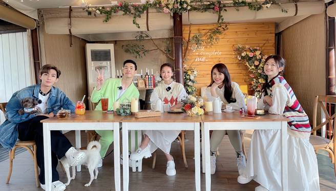 吴姗儒（右2）邀请好友们帮腹中儿子取名。（TVBS提供）