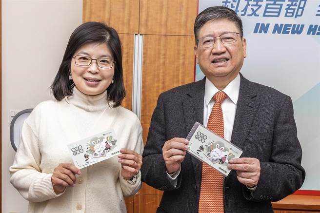 县长杨文科（右）和文化局长李安妤（左）展示「兔好书行万里阅读存折」，宣布今年阅读集点换好礼活动开跑。（罗浚滨摄）