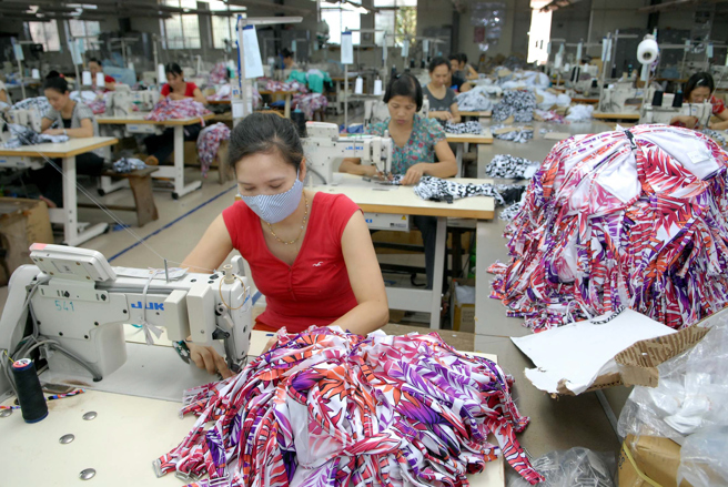 图为越南北部太原省，工人在生产准备出口香港和美国的服装。（新华社资料照片）
