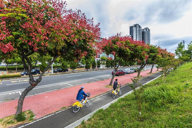 县府在竹北市建置YouBike2.0，平均周转率3.9转，居双北之后为全国第3名，积极扩展站点至竹东、新丰、湖口，预计4月中旬上路。（罗浚滨摄）