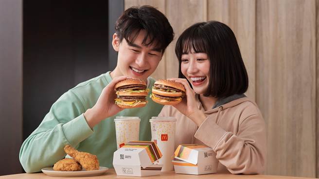 麦当劳肉量加倍的「无敌大麦克」15日限时回归，单点115元、劲脆套餐193元。（麦当劳提供）