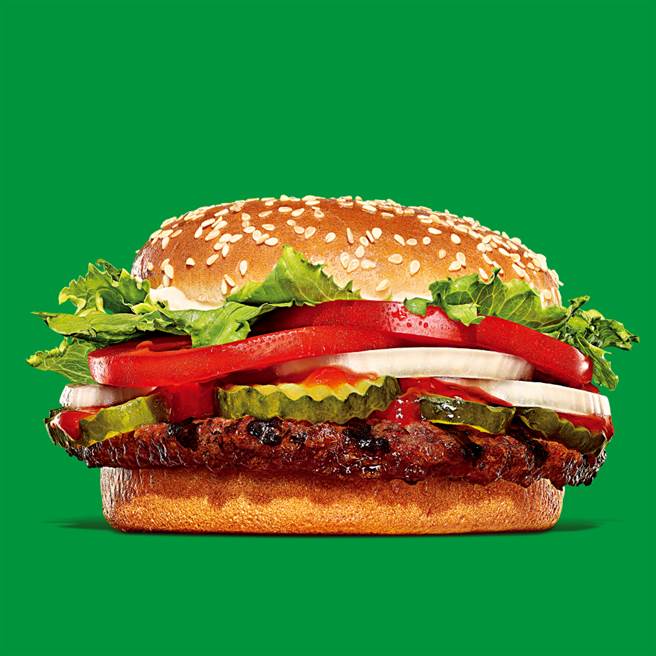 汉堡王为吃锅边素的民眾献上「植物肉华堡」，单点139元、套餐184元。（汉堡王提供）