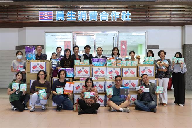 中華醫大教職員工愛心募款購買物資援助土耳其災民，校長孫逸民（後排右六）及員生社主席陳惠雪（後排右五）偕同仁完成捐贈物資裝箱。(中華醫大提供／曹婷婷台南傳真)