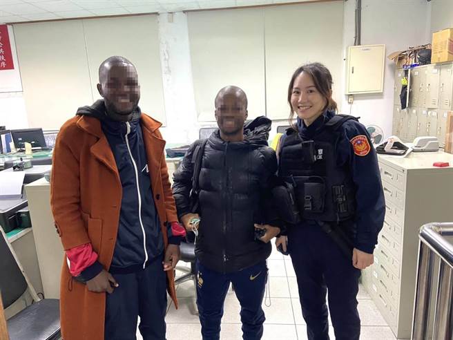 女警陈亭如以流利英文与MAZYIA沟通，协助他联络住在中坜的友人。（翻摄照片／蔡明亘桃园传真）