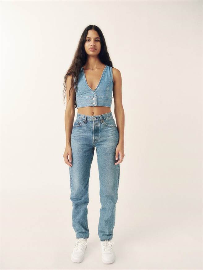 Levi's以1981年问世、首款专为女性打造的501丹寧裤为灵感作復刻，高腰版型搭配大腿部位加宽、略呈圆弧锥形的裤管剪裁，飘散復古不失潮流感。（Levi's提供）
