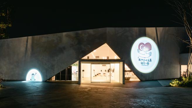 插画家Croter新绘《我们和土耳其站在一起》图样跃上内惟艺术中心纯白建筑外墙，投影高(高雄市观光局提供)