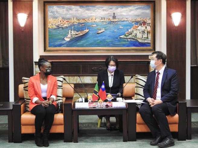 圣克里斯多福及尼维斯菲莉普副部长拜会高市府。(高雄市行国处提供)