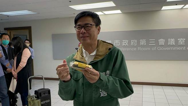 高雄市长陈其迈卖萌放送爱心三连拍。（柯宗纬摄）