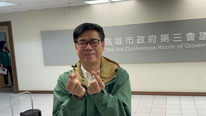 高雄市长陈其迈卖萌放送爱心三连拍。（柯宗纬摄）