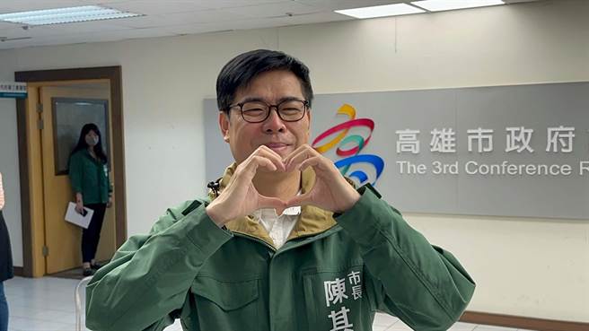 高雄市长陈其迈卖萌放送爱心三连拍。（柯宗纬摄）