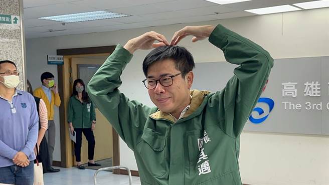 高雄市长陈其迈卖萌放送爱心三连拍。（柯宗纬摄）