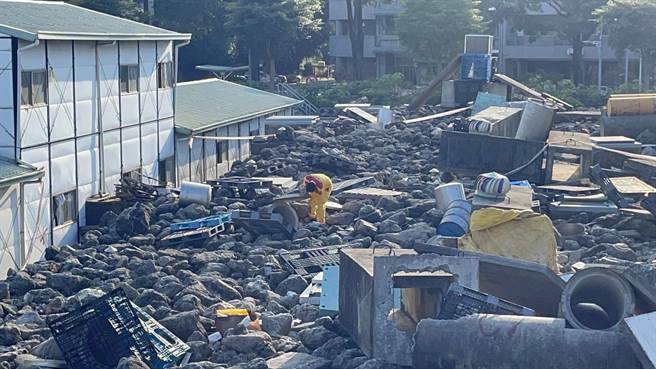 高雄市政府消防局搜救犬驯养中心，领犬员与搜救犬会进行特训。（洪靖宜摄）