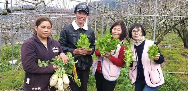 新住民石氏嫩勸逃逸移工男友至移民署到案，再分隔兩地苦等2年後，終於如願結連理。（移民署第二服務站提供）