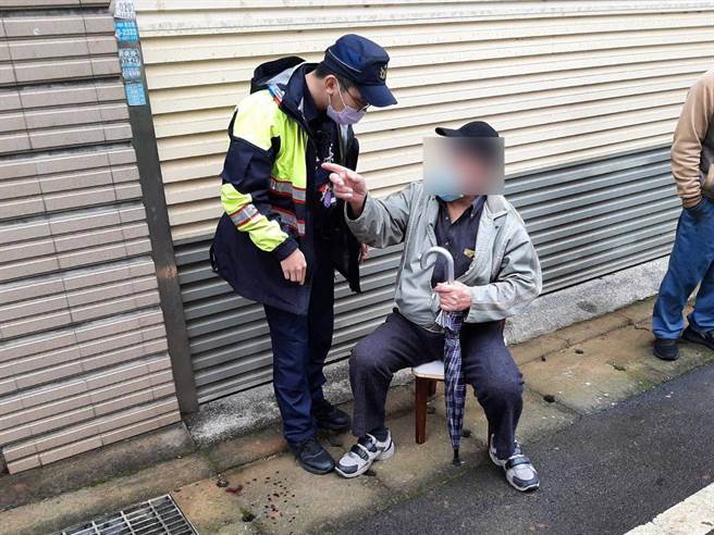 92岁翁外出天雨路滑摔倒警发现救援幸无大碍。(警方提供／吕筱蝉桃园传真)