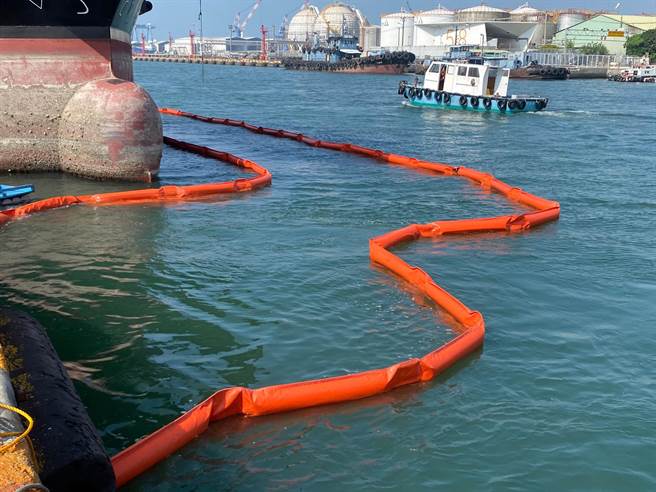 高雄市海洋局将与海洋委员会海洋保育署一起保护海洋，图为海洋油污染紧急应变演练。（高雄市海洋局提供／林瑞益高雄传真）