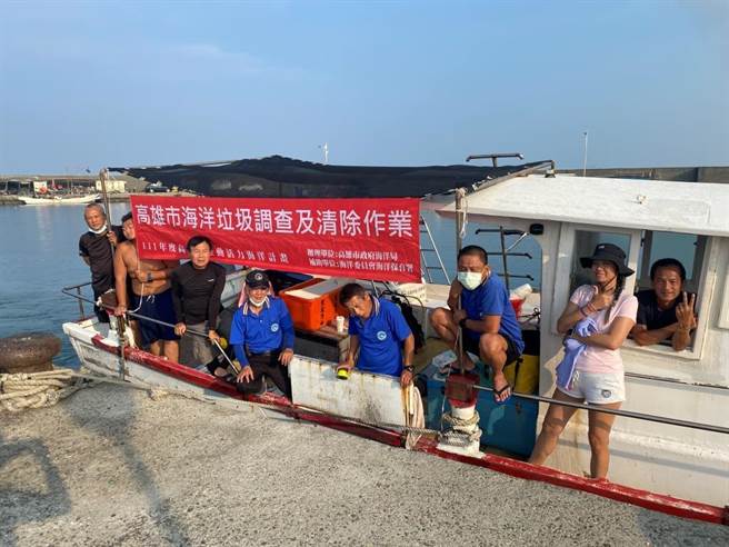 高雄市海洋局将与海洋委员会海洋保育署一起保护海洋，图为清除海漂与海底垃圾的船只与人员。（高雄市海洋局提供／林瑞益高雄传真）