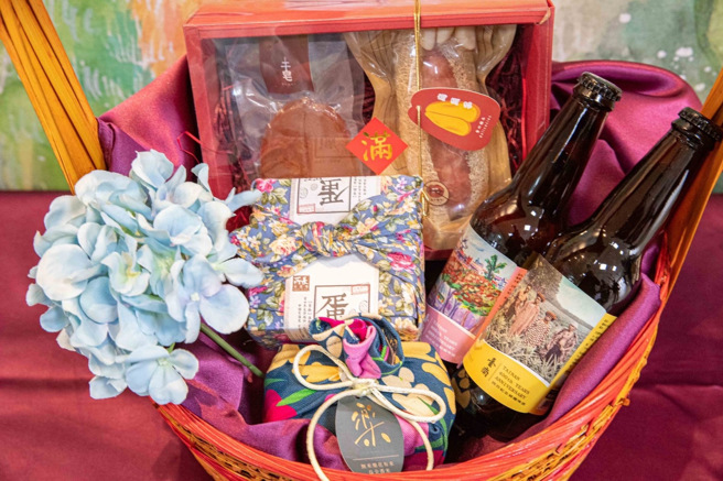 市政府特别为新婚小俩口准备在地贺礼。(戴志扬翻摄)