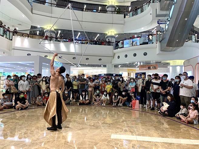 巨城国际街艺大赏，每周末将带来精彩绝伦的街头艺人表演。（巨城提供／陈育贤新竹传真）