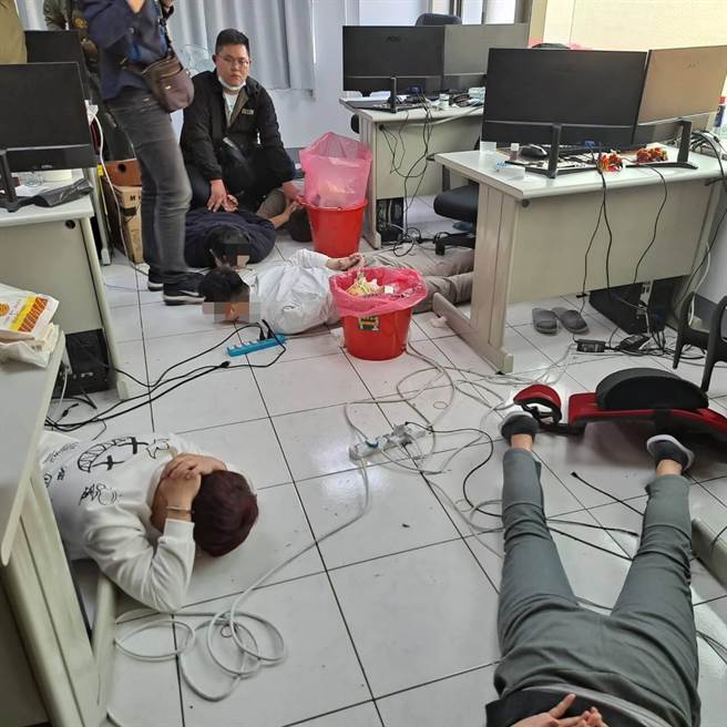 永和警方昨天下午破门攻坚，逮捕主嫌陈男等7人。（警方提供））