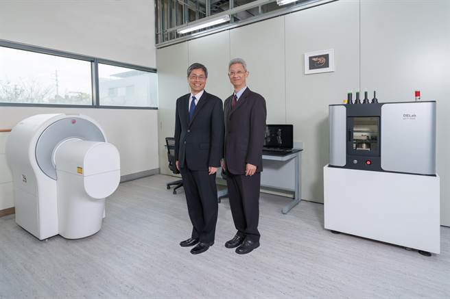 台達電微米級電腦斷層造影中心正式於桃園中壢啟用，圖左為台達電子能源基礎設施暨工業解決方案事業群總經理張建中，右為達爾生技董事長何蘊初。(圖／台達提供)