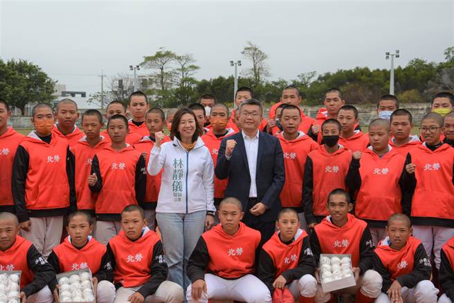 立法院副院长蔡其昌及立委林静仪，今天前往运19棒球场勉励并致赠棒球、桌历及奖学金，鼓励未来都能成为棒球界明日之星。(蔡其昌服务处提供／陈世宗台中传真)