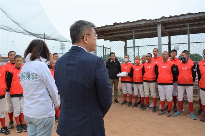 立法院副院长蔡其昌及立委林静仪，今天前往运19棒球场勉励并致赠棒球、桌历及奖学金，鼓励未来都能成为棒球界明日之星。(蔡其昌服务处提供／陈世宗台中传真)