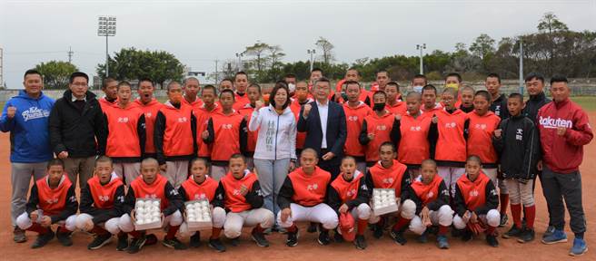 立法院副院长蔡其昌及立委林静仪，今天前往运19棒球场勉励并致赠棒球、桌历及奖学金，鼓励未来都能成为棒球界明日之星。(蔡其昌服务处提供／陈世宗台中传真)