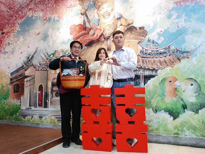 台南市长黄伟哲赠送象徵长长久久的祝福礼，给西洋情人节登记结婚的李先生及杨小姐。（市府提供／洪荣志台南传真）