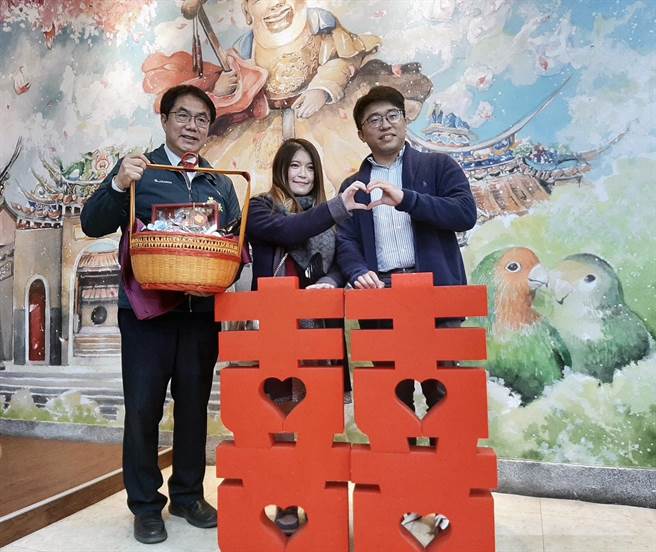 台南市长黄伟哲赠送象徵长长久久的祝福礼，给西洋情人节登记结婚的成田先生及钟小姐。（市府提供／洪荣志台南传真）