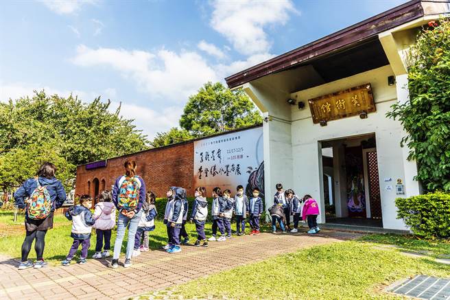 1996年啟用的新竹縣美術館，空間有限，無法因應現代藝術展覽。（羅浚濱攝）