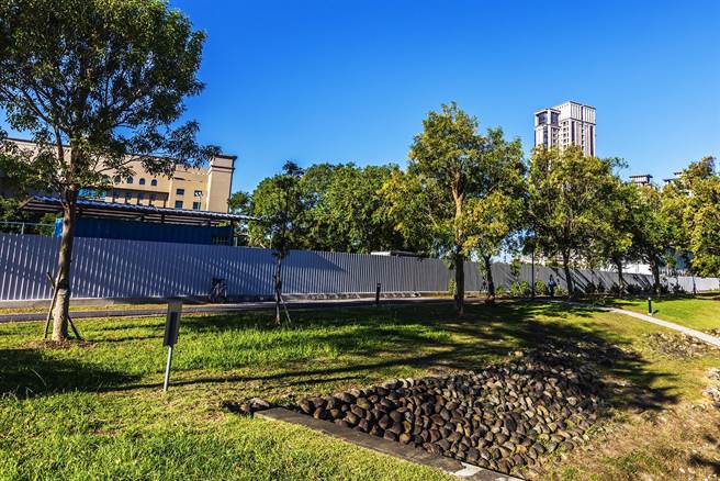 新竹縣總圖書館用圍籬防護興建，文化局預定在旁機關用地，籌設現代化美術館。（羅浚濱攝）