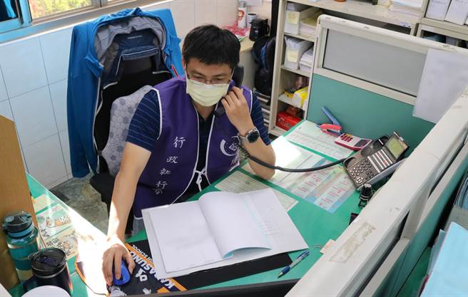 执行人员靠一通电话让张男缴清积欠12年的15万元罚单。(屏东分署提供)