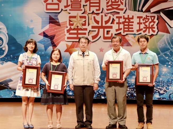 台南市长黄伟哲(中)宣布，即日起台南市代理教师的聘期将核给全学年聘期。(台南市政府提供／曹婷婷台南传真)