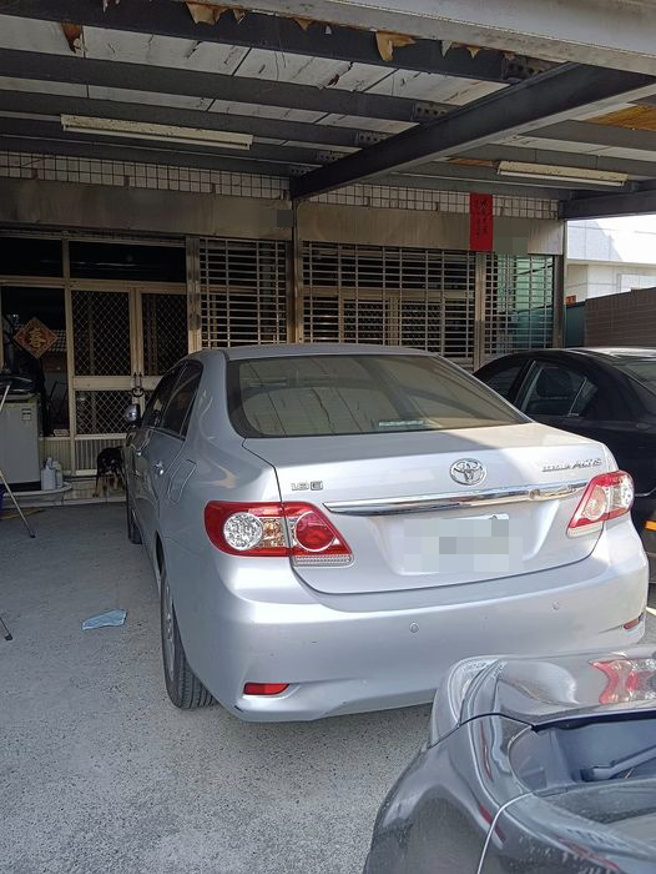 一名網友發文抱怨自家門口被停了一台車，車主擋住自家大門還沒留下聯絡資訊。（翻攝自爆怨公社）