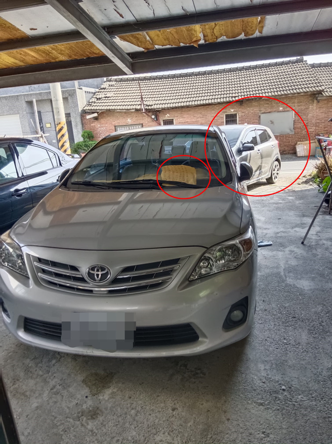 車主在違停車輛上留下紙條，並將自己的愛車停在違停車輛後方。（翻攝自爆怨公社）