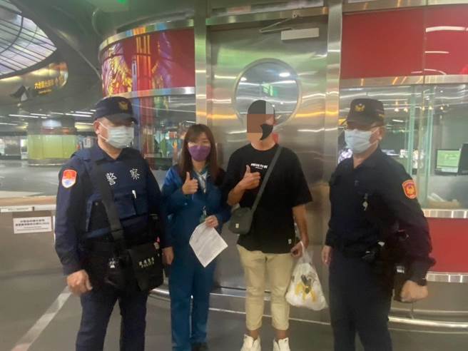 捷警扮柯南循迹协助找回钱包。（翻摄照片／高雄洪靖宜传真）