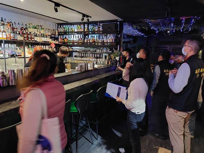 苗栗警局、苗县府等单位13日晚间前往竹南、头份地区酒家、PUB稽查。（苗栗县政府提供／李京升苗栗传真）