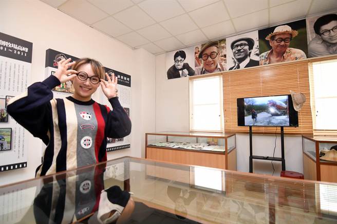 「脱线故事馆」里有10多个古早味景点，搭配脱线的招牌眼镜拍照，颇具趣味性。（庄哲权摄）