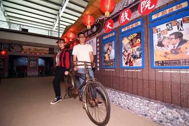 「脱线故事馆」里有10多个古早味景点，搭配脱线的招牌眼镜拍照，颇具趣味性。（庄哲权摄）