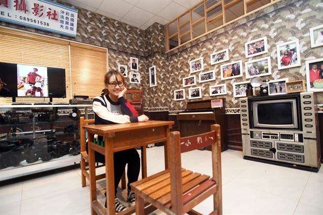 「脱线故事馆」里有10多个古早味景点，搭配脱线的招牌眼镜拍照，颇具趣味性。（庄哲权摄）