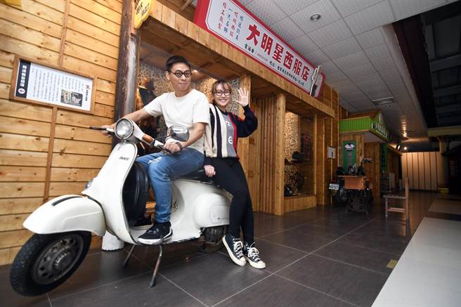 「脱线故事馆」里有10多个古早味景点，搭配脱线的招牌眼镜拍照，颇具趣味性。（庄哲权摄）