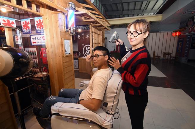 「脱线故事馆」里有10多个古早味景点，搭配脱线的招牌眼镜拍照，颇具趣味性。（庄哲权摄）
