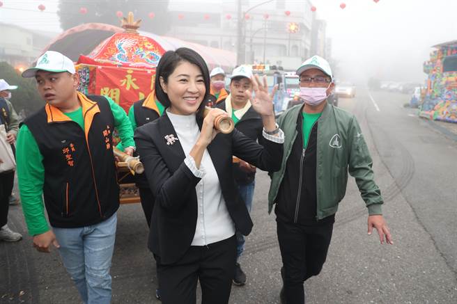 鹿谷乡开山庙神明遶境，南投县长许淑华亲自抬轿。（南投县政府提供／廖志晃南投传真）