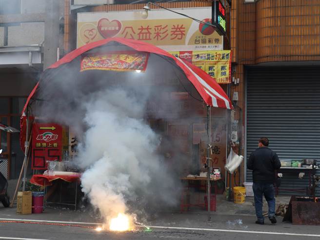 神冈区中山路乐得益彩券行刮出大奖。（陈淑娥摄）