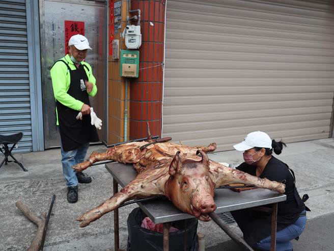两位中奖民眾14日请吃烤猪。（陈淑娥摄）